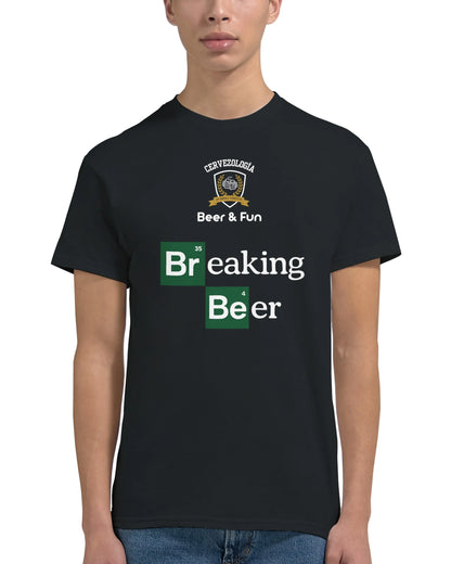 Camiseta negra con cuello redondo y estampado “Breaking Beer” en verde