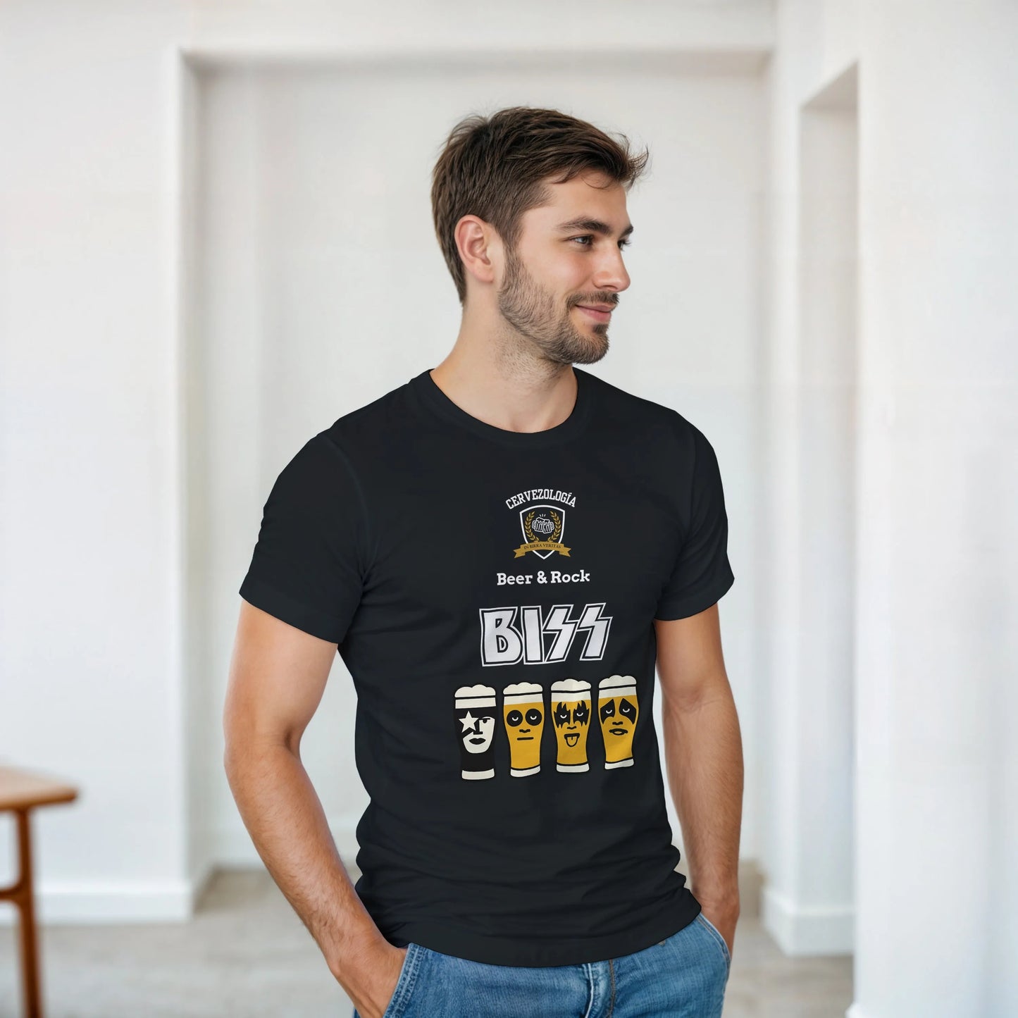 Camiseta negra con logotipo B167 y vasos de cerveza, vista lateral en modelo