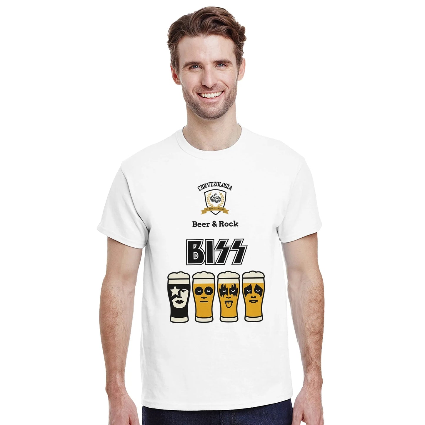 Camiseta blanca con estampado B167 y cuatro vasos de cerveza, modelo de frente