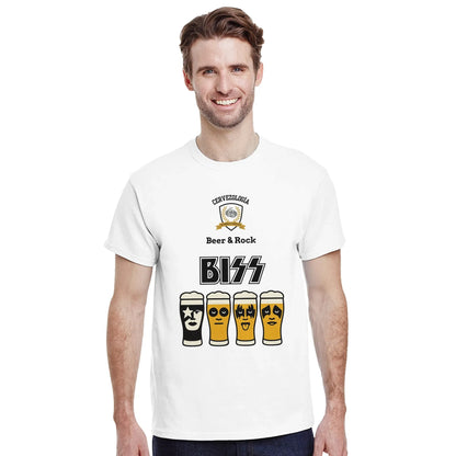Camiseta blanca con estampado B167 y cuatro vasos de cerveza, modelo de frente