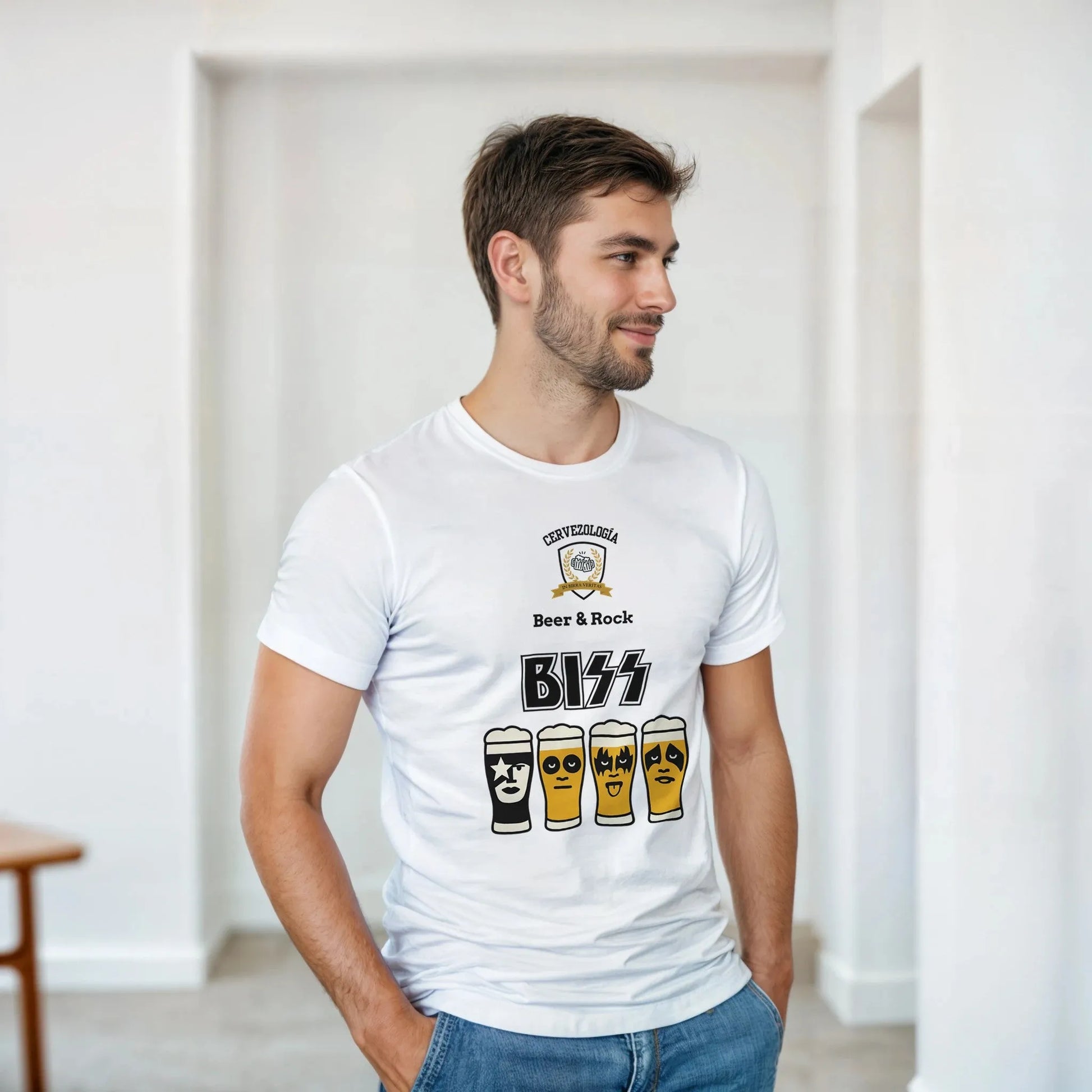 Camiseta blanca con logotipo B167 y vasos de cerveza, vista de lado en modelo