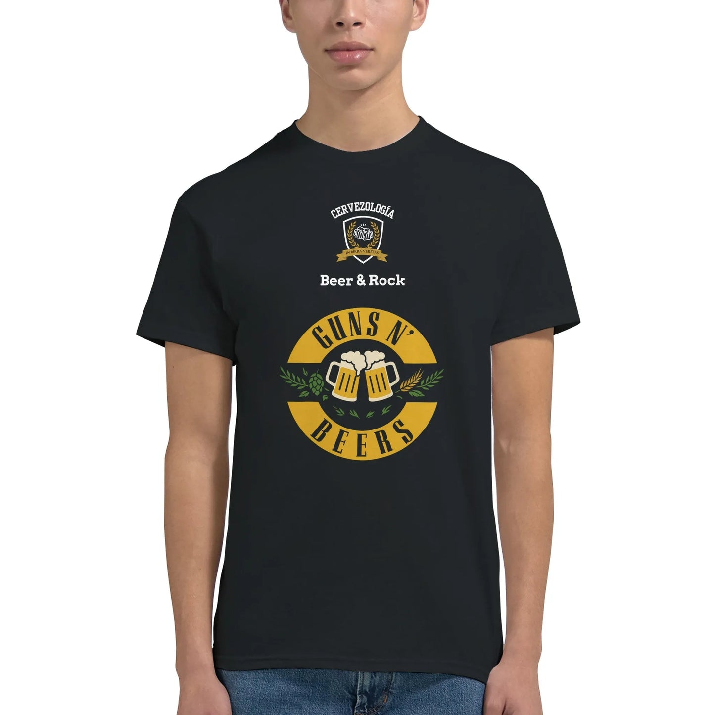 Camiseta negra con estampado circular "Beer & Rock" visible en la parte frontal.