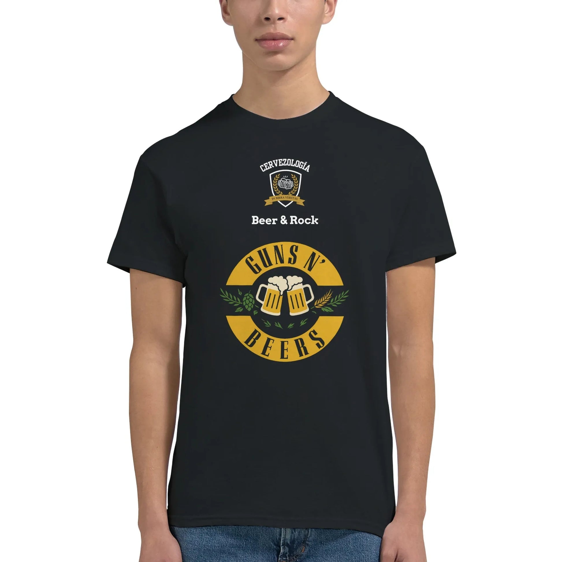 Camiseta negra con estampado circular "Beer & Rock" visible en la parte frontal.