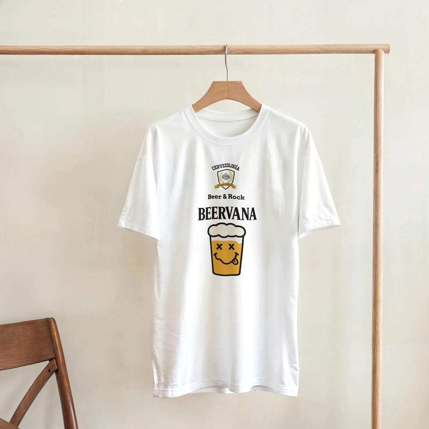 Camiseta blanca con estampado BEERVANA y vaso de cerveza, colgada en percha