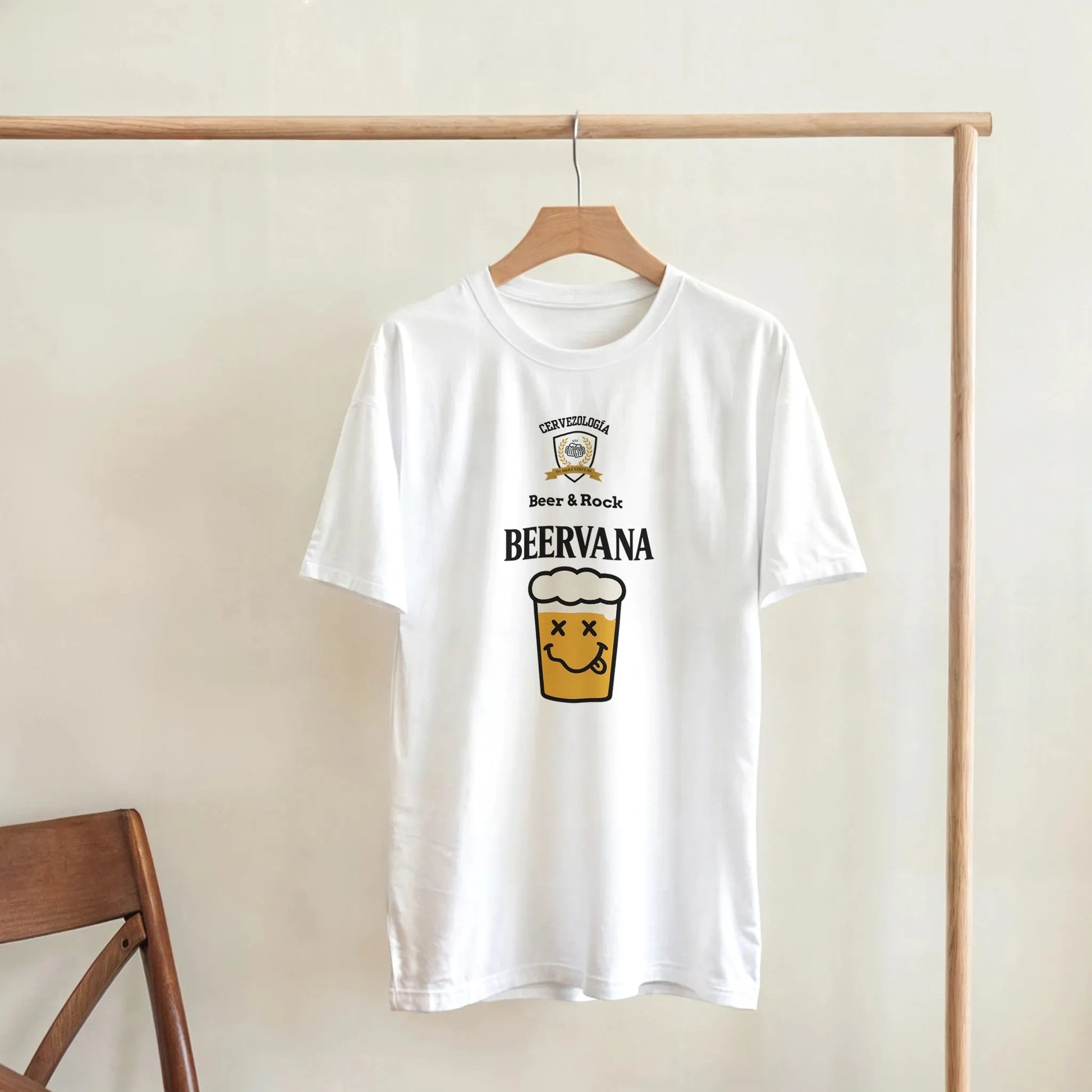 Camiseta blanca con estampado BEERVANA y vaso de cerveza, colgada en percha
