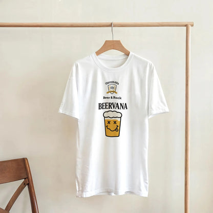 Camiseta blanca con estampado BEERVANA y vaso de cerveza, colgada en percha