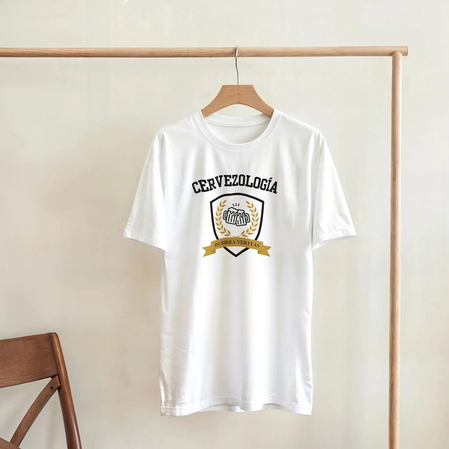 Camiseta Cervezología™ blanca con estampado frontal de escudo y cinta dorada