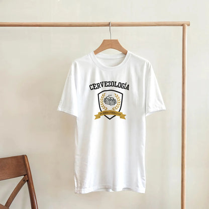 Camiseta Cervezología™ blanca con estampado frontal de escudo y cinta dorada