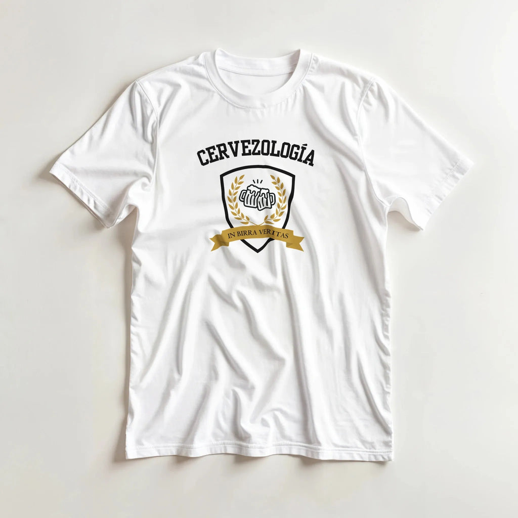 Camiseta Cervezología™ blanca con logo frontal tipo escudo en negro y detalles dorados