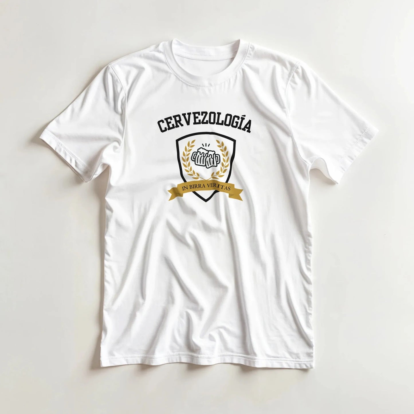 Camiseta Cervezología™ blanca con logo frontal tipo escudo en negro y detalles dorados