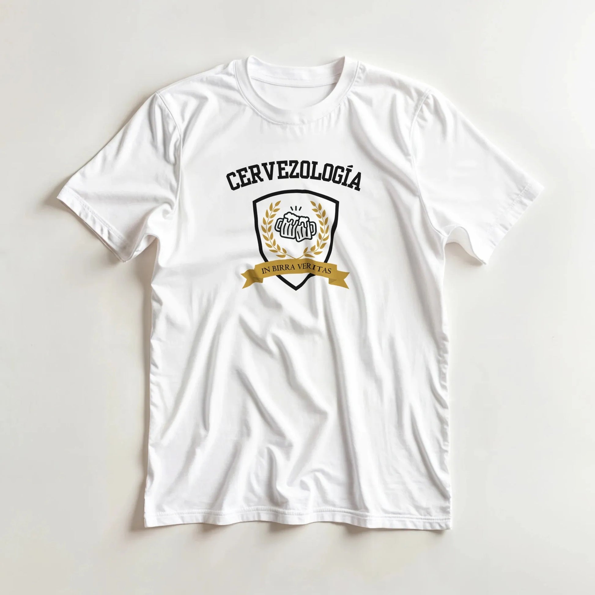 Camiseta Cervezología™ blanca con logo frontal tipo escudo en negro y detalles dorados