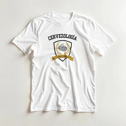 Camiseta Cervezología™ blanca con logo frontal tipo escudo en negro y detalles dorados