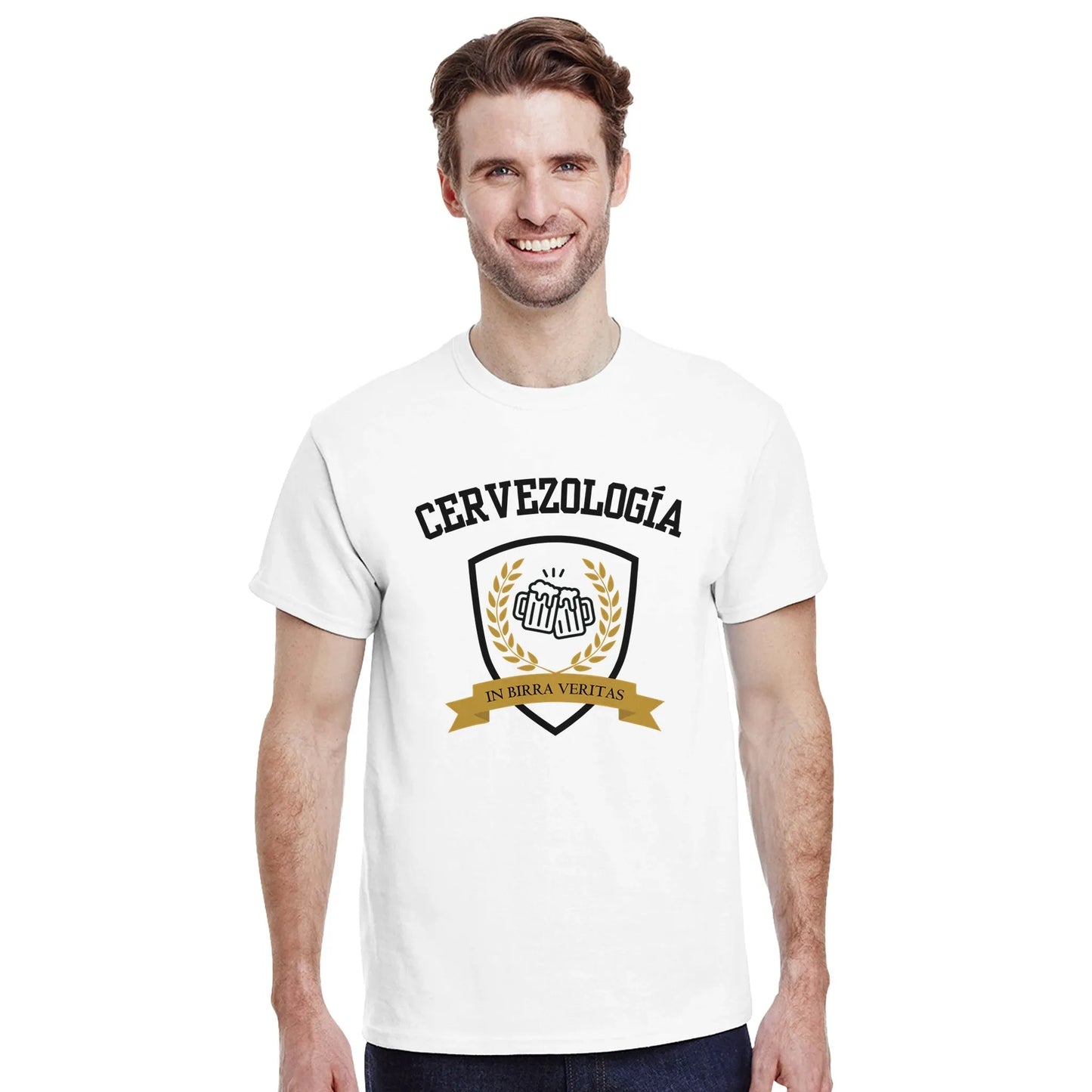 Camiseta Cervezología™ blanca con gráfico frontal de escudo y cinta inferior