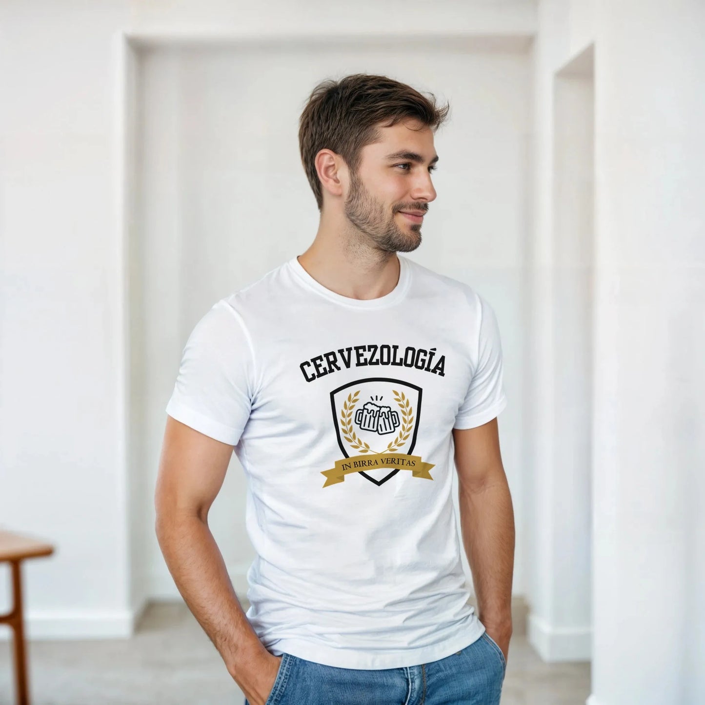 Camiseta Cervezología™ blanca de manga corta con estampado frontal centrado