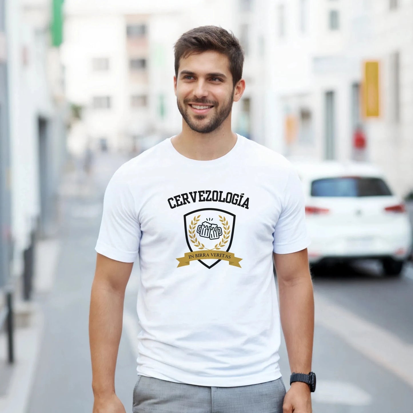 Camiseta Cervezología™ blanca con diseño frontal de escudo y cinta dorada