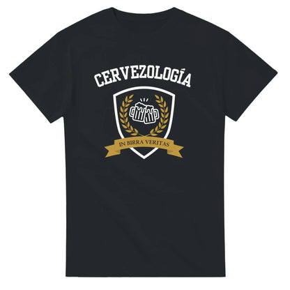 Camiseta Cervezología™ negra con diseño frontal de escudo y lazo dorado