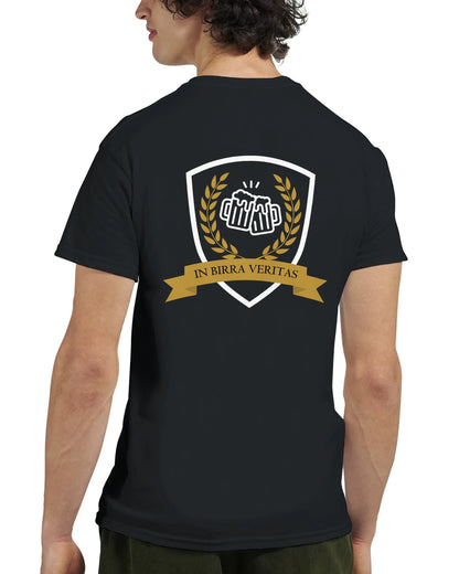 Camiseta negra con estampado trasero de emblema y cinta IN BIRRA VERITAS.