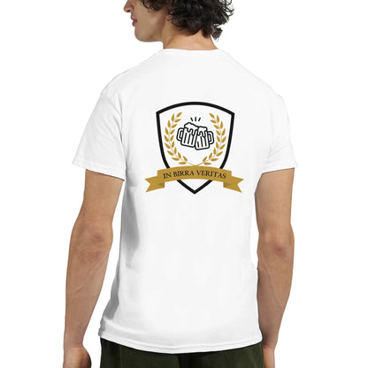 Camiseta blanca con estampado trasero de emblema y cinta IN BIRRA VERITAS.