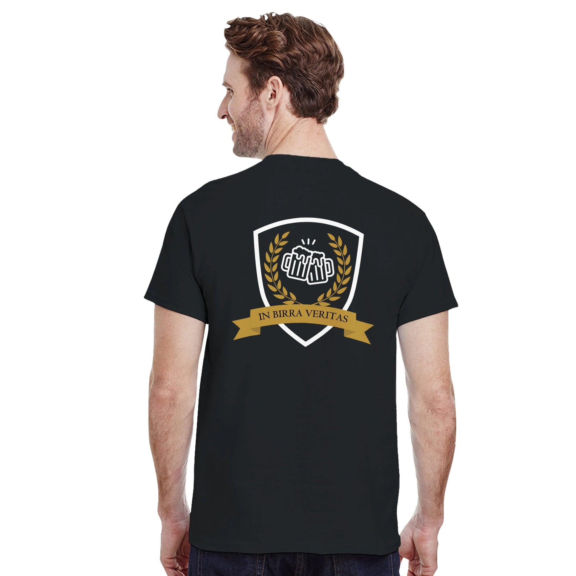 Camiseta negra con estampado trasero de emblema y cinta IN BIRRA VERITAS, perfil.
