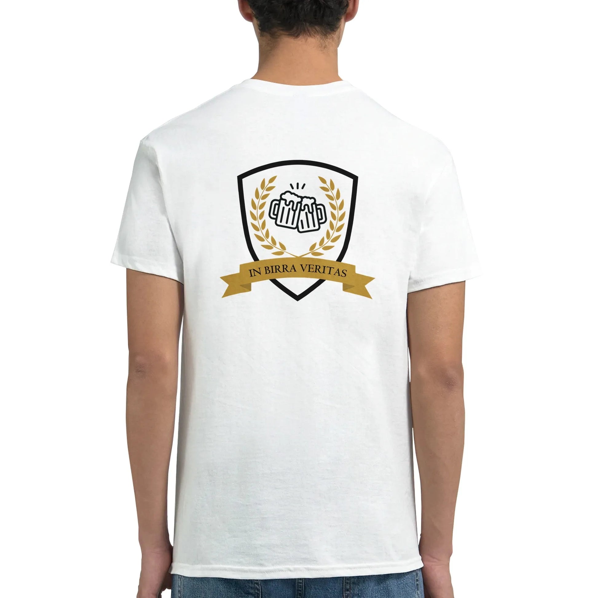 Camiseta blanca con estampado trasero de emblema y cinta IN BIRRA VERITAS.