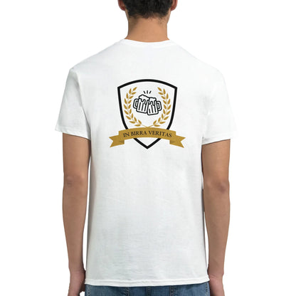 Camiseta blanca con estampado trasero de emblema y cinta IN BIRRA VERITAS.