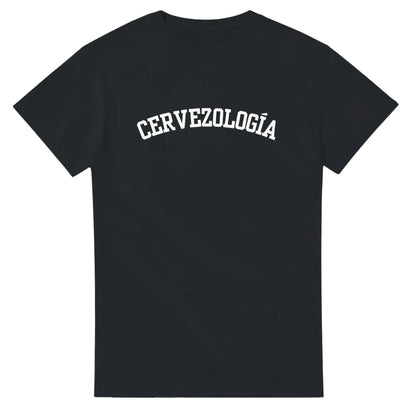 Camiseta negra con estampado CERVEZOLOGÍA en el pecho.