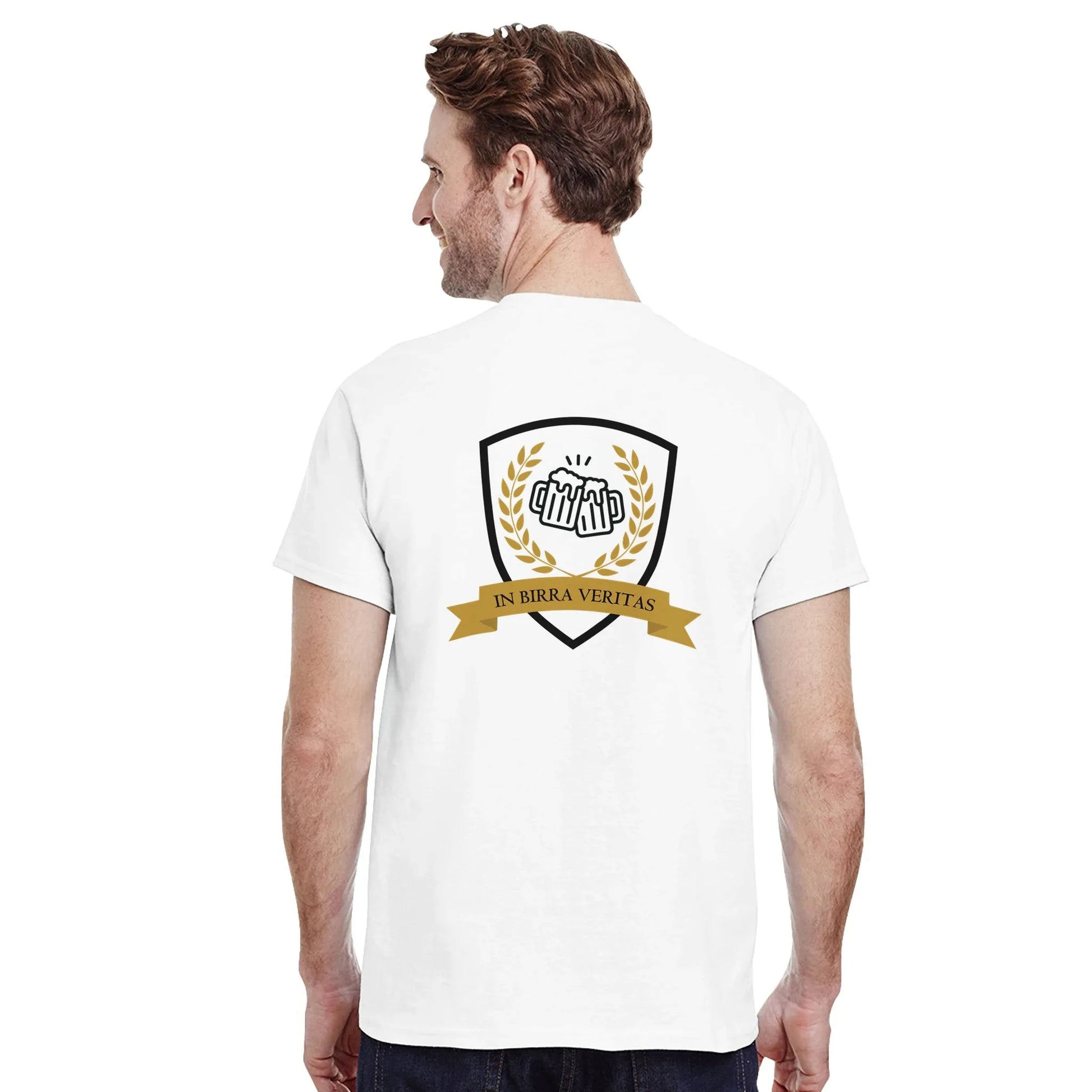 Camiseta blanca con estampado trasero de emblema y cinta IN BIRRA VERITAS, perfil.