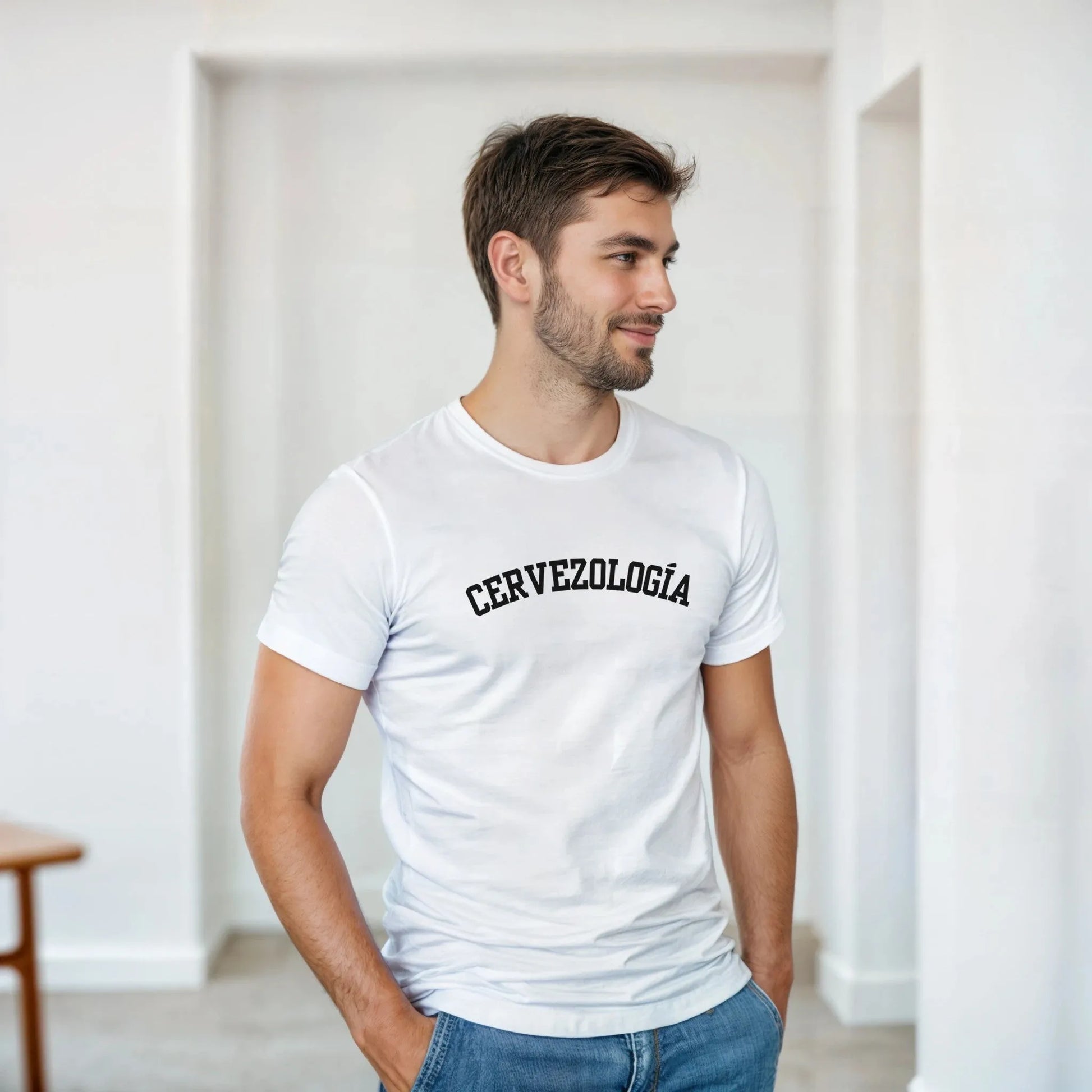 Camiseta blanca con estampado CERVEZOLOGÍA en el pecho, vista de frente.