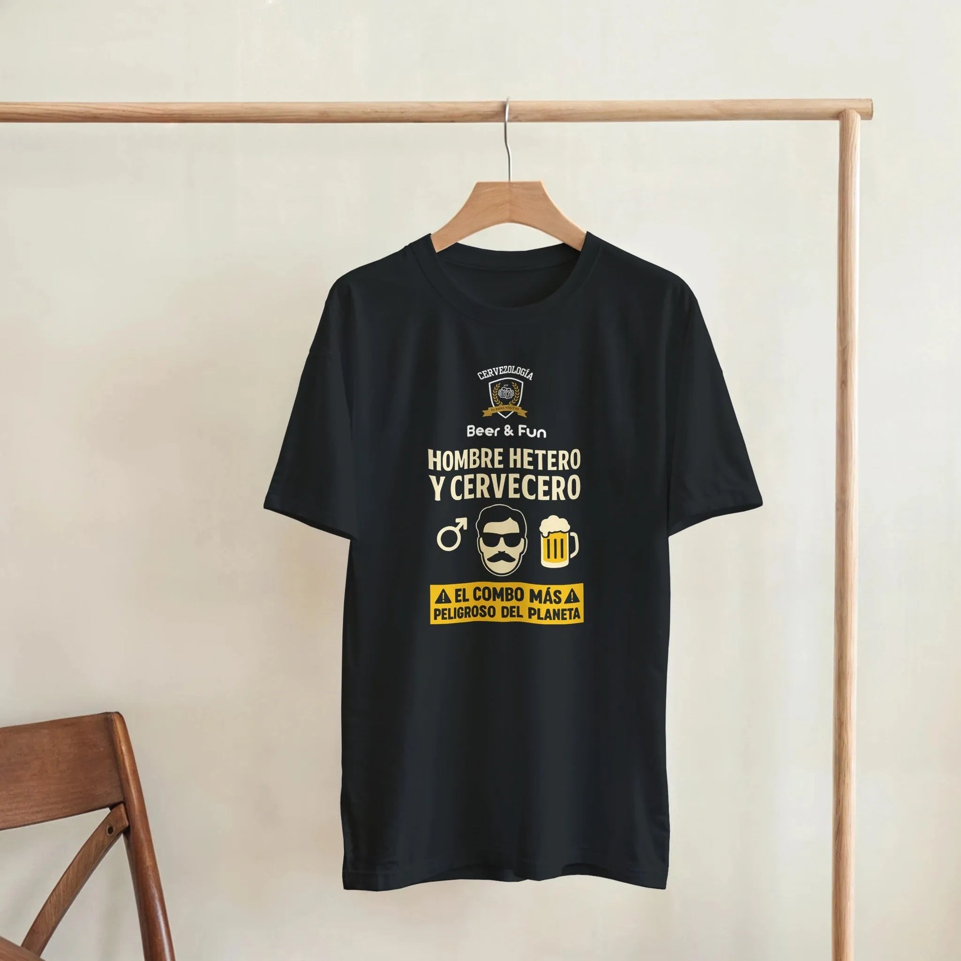 Camiseta negra en percha con estampado “HOMBRE HETERO Y CERVECERO” y vaso de cerveza.