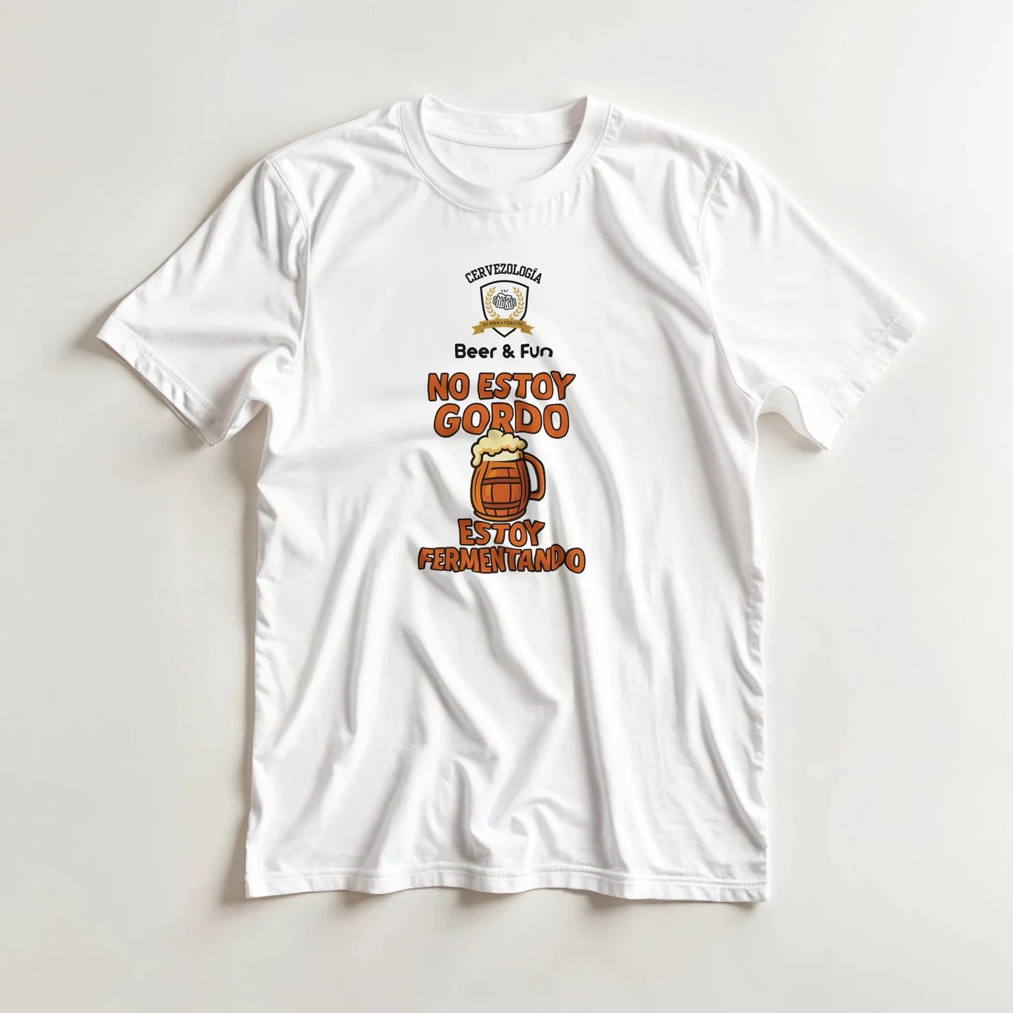 Camiseta blanca manga corta con estampado en el centro de texto y vaso de cerveza