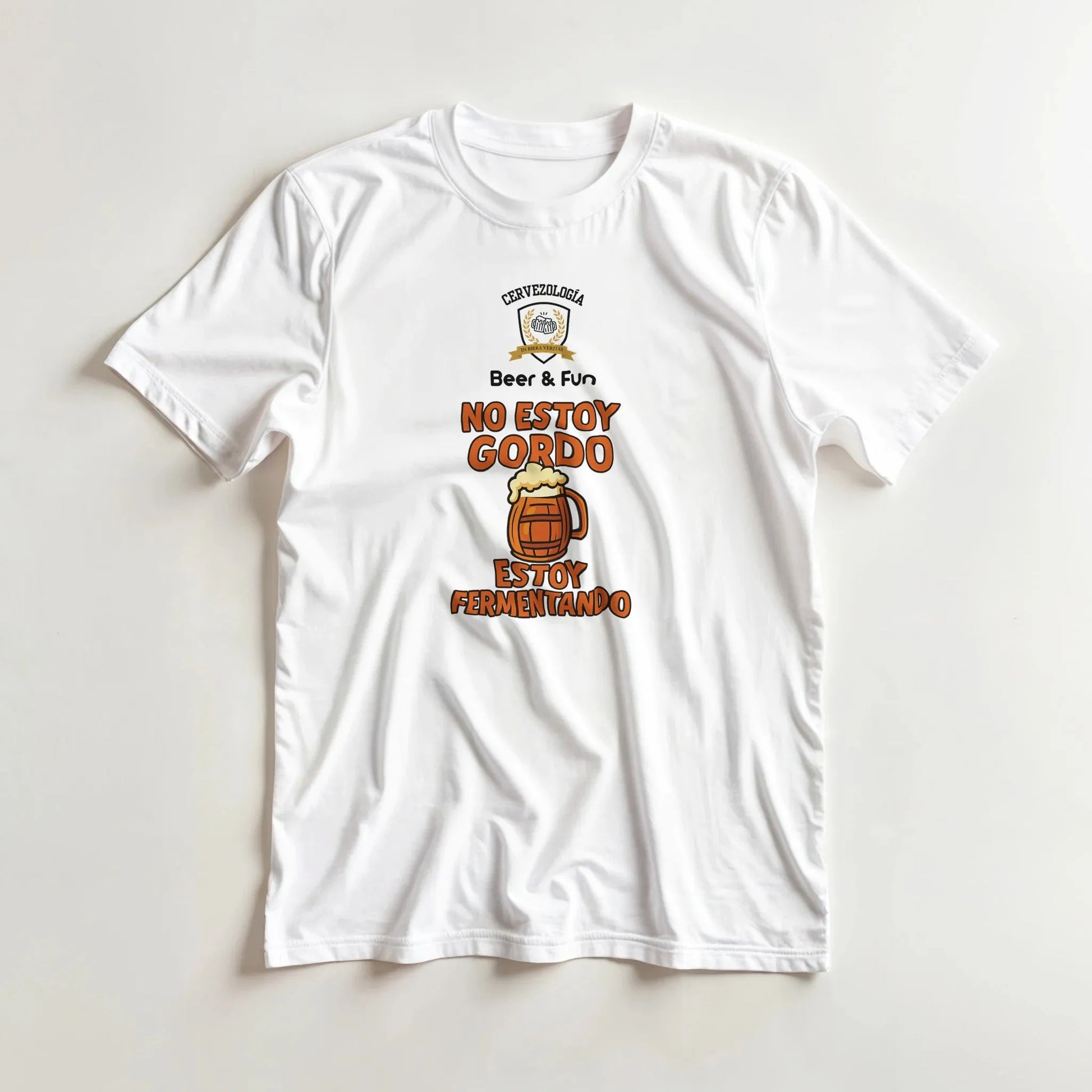 Camiseta blanca manga corta con estampado en el centro de texto y vaso de cerveza
