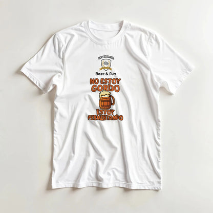 Camiseta blanca manga corta con estampado en el centro de texto y vaso de cerveza