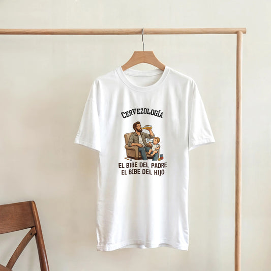Camiseta blanca colgada en percha, con estampado de padre y bebé con biberón
