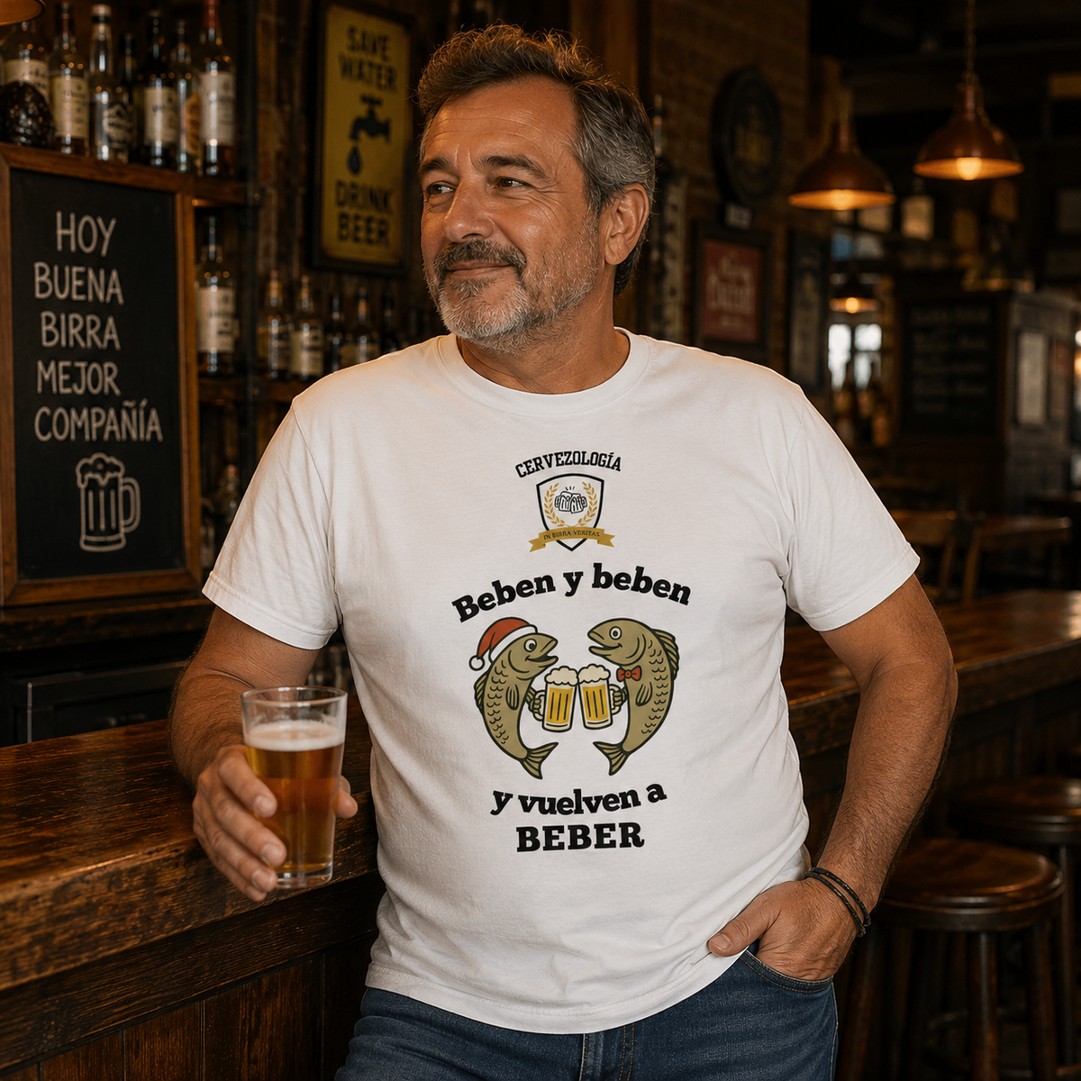 Camiseta blanca de manga corta con estampado de peces y texto cervecero.