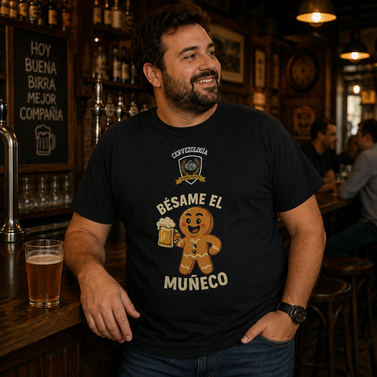 Camiseta negra con estampado de muñeco y vaso, texto «Bésame el Muñeco»