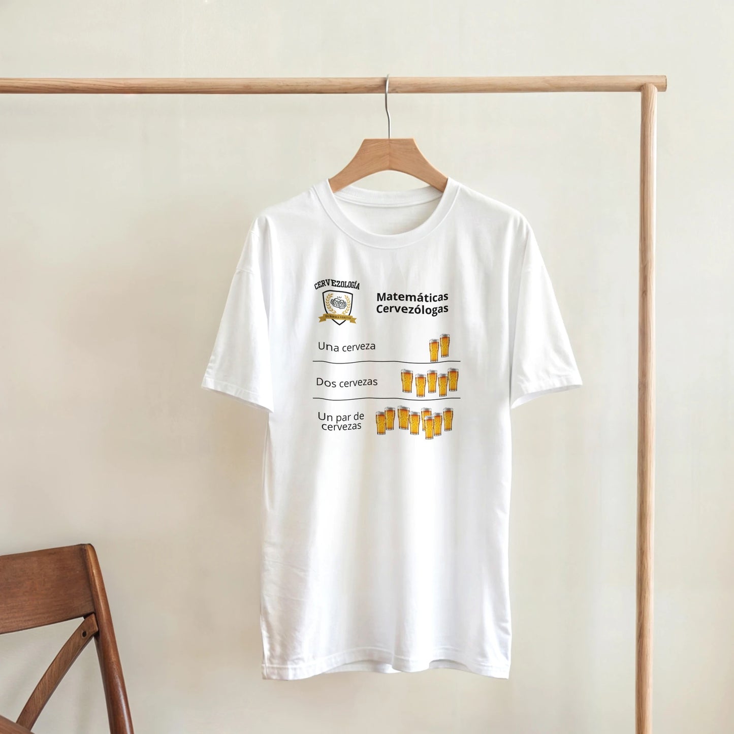 Camiseta blanca de manga corta con diseño de cervezas y texto “Matemáticas Cervezólogas”.