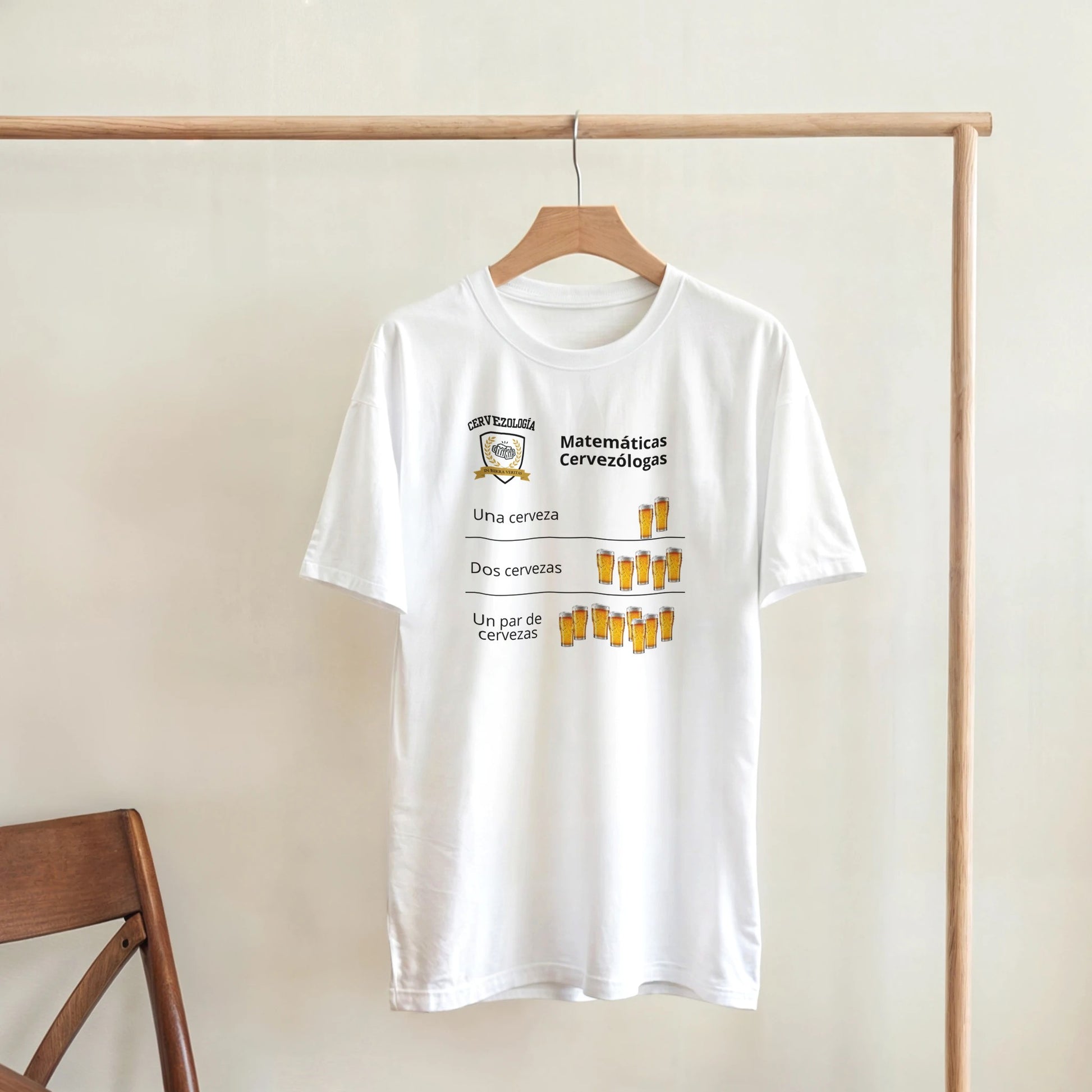 Camiseta blanca de manga corta con diseño de cervezas y texto “Matemáticas Cervezólogas”.