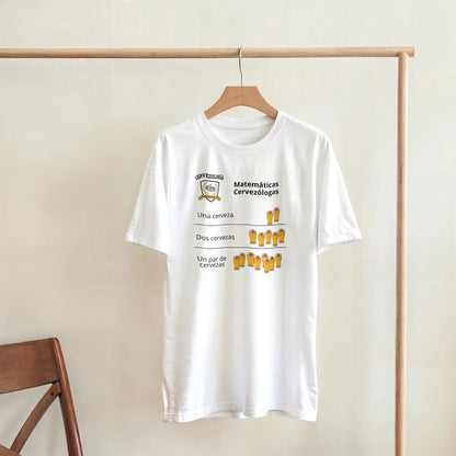 Camiseta blanca de manga corta con diseño de cervezas y texto “Matemáticas Cervezólogas”.