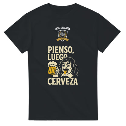 Camiseta negra lisa con estampado grande “PIENSO, LUEGO CERVEZA” en dorado