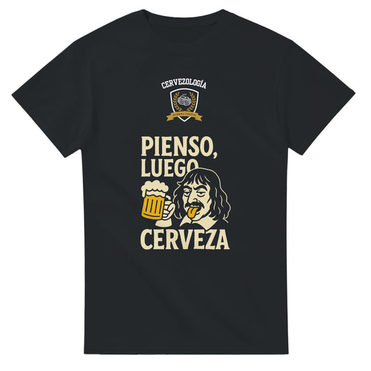 Camiseta negra lisa con estampado grande “PIENSO, LUEGO CERVEZA” en dorado