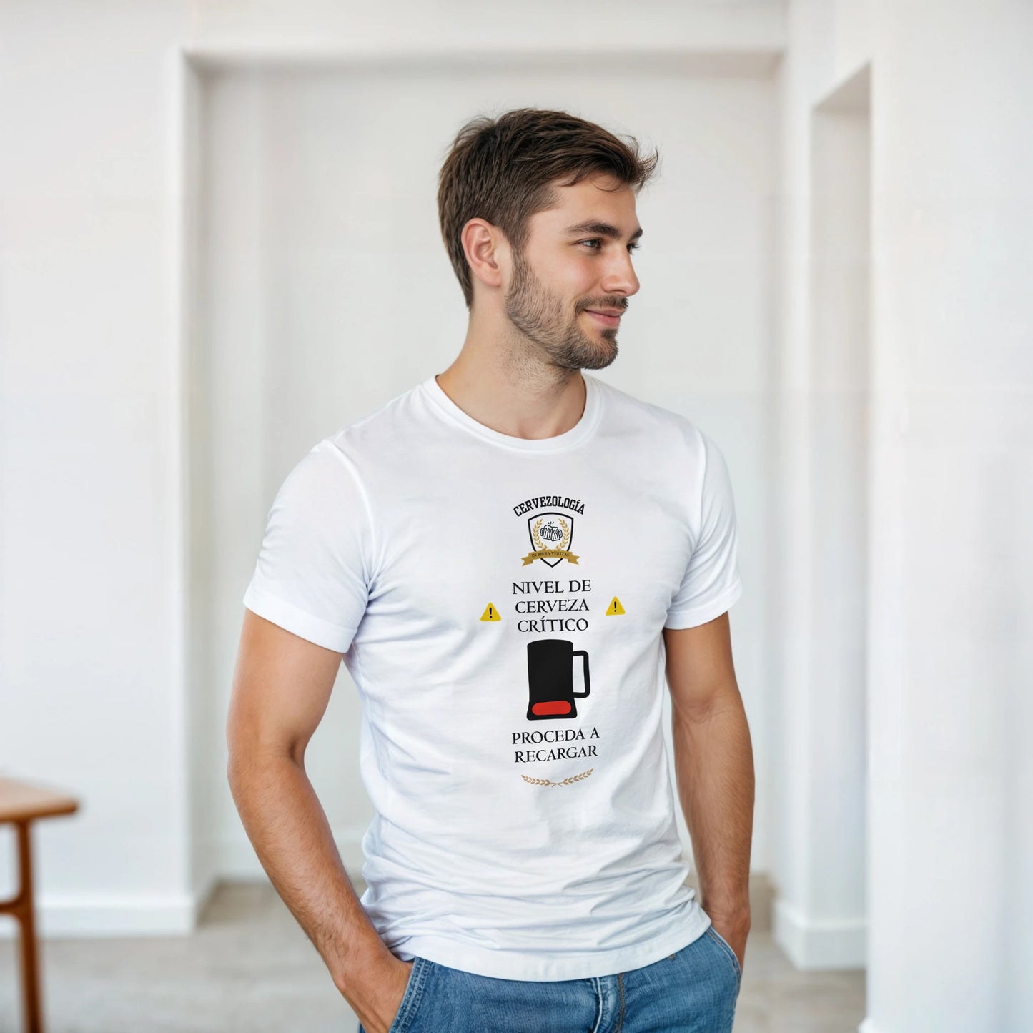 Camiseta blanca con estampado de vaso de cerveza, modelo de lado