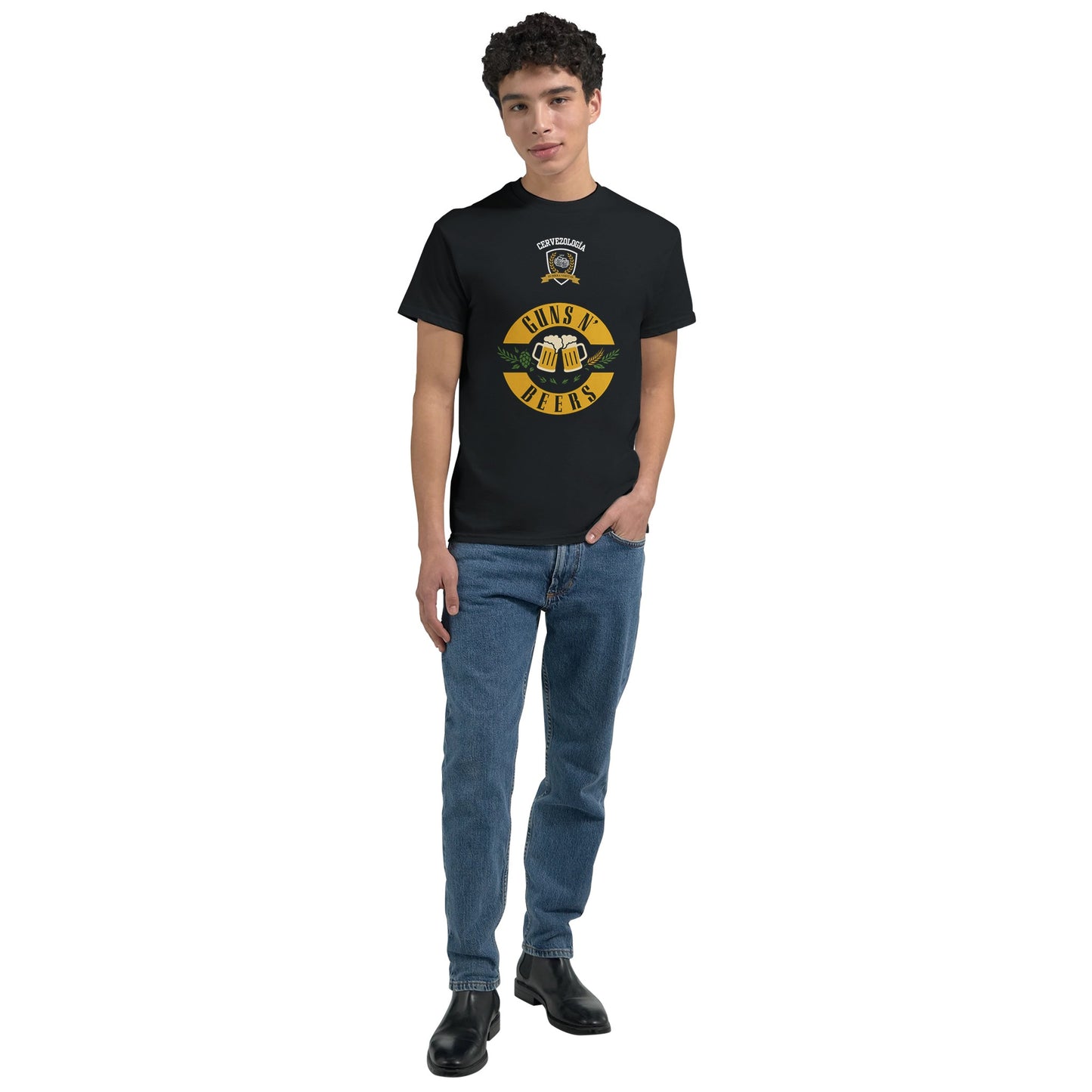 Camiseta negra con estampado “GUNS N’ BEERS” y pantalón vaquero azul