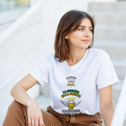 Camiseta blanca de manga corta con estampado multicolor y logotipo en el pecho
