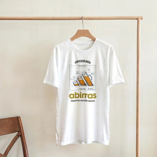 Camiseta Abirras blanca con estampado de cerveza y texto “Máximo rendimiento”