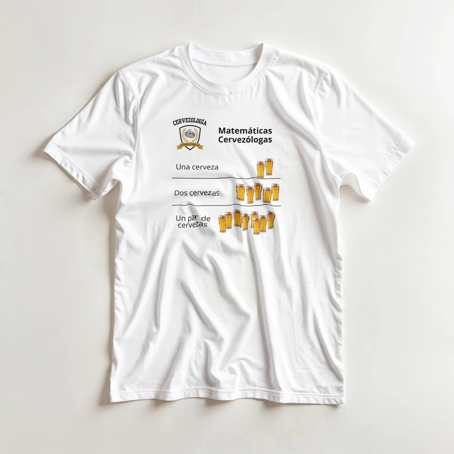 Camiseta blanca de manga corta con estampado de cervezas y texto “Matemáticas Cervezólogas”.