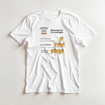 Camiseta blanca de manga corta con estampado de cervezas y texto “Matemáticas Cervezólogas”.