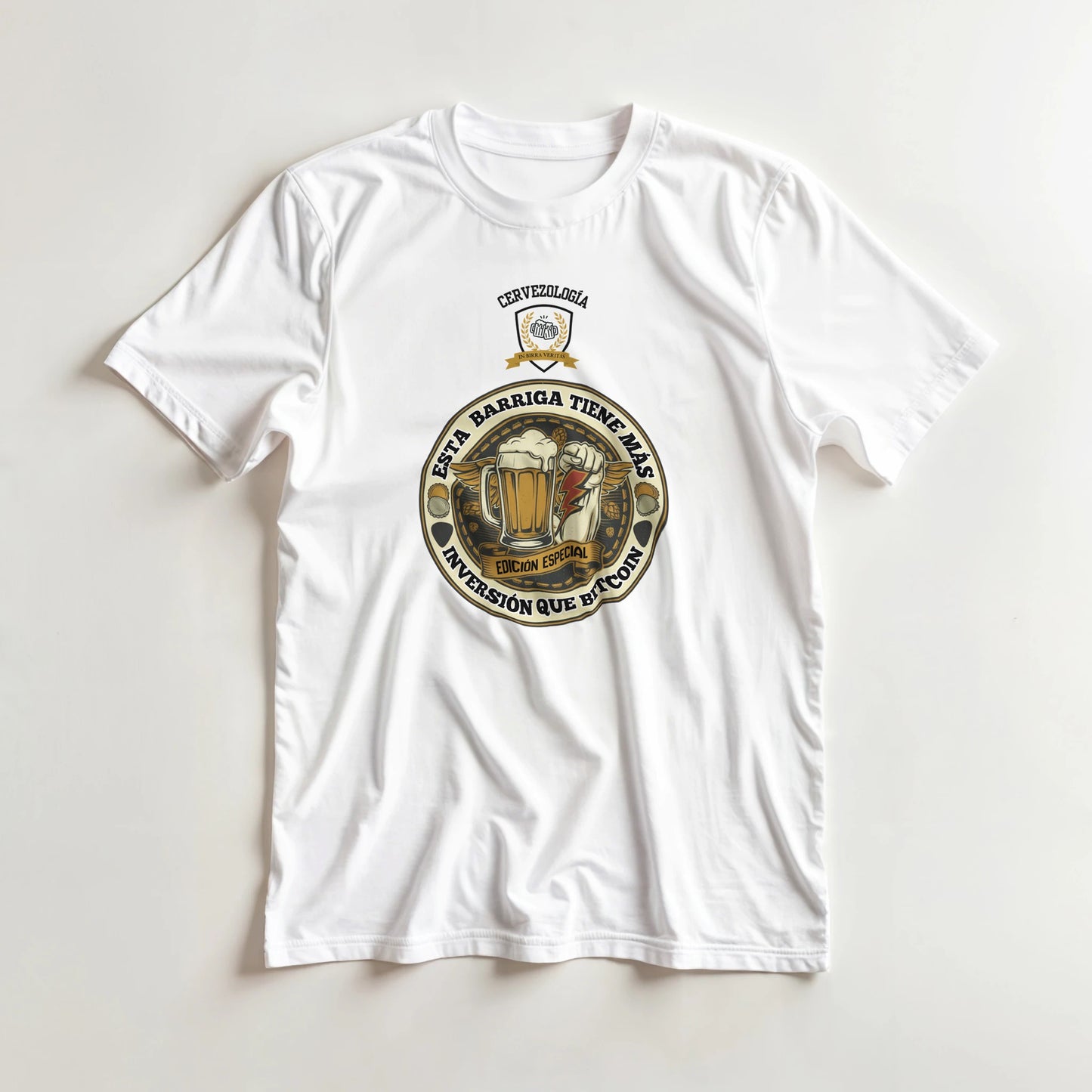 Camiseta blanca de manga corta con logo circular cervecero al frente