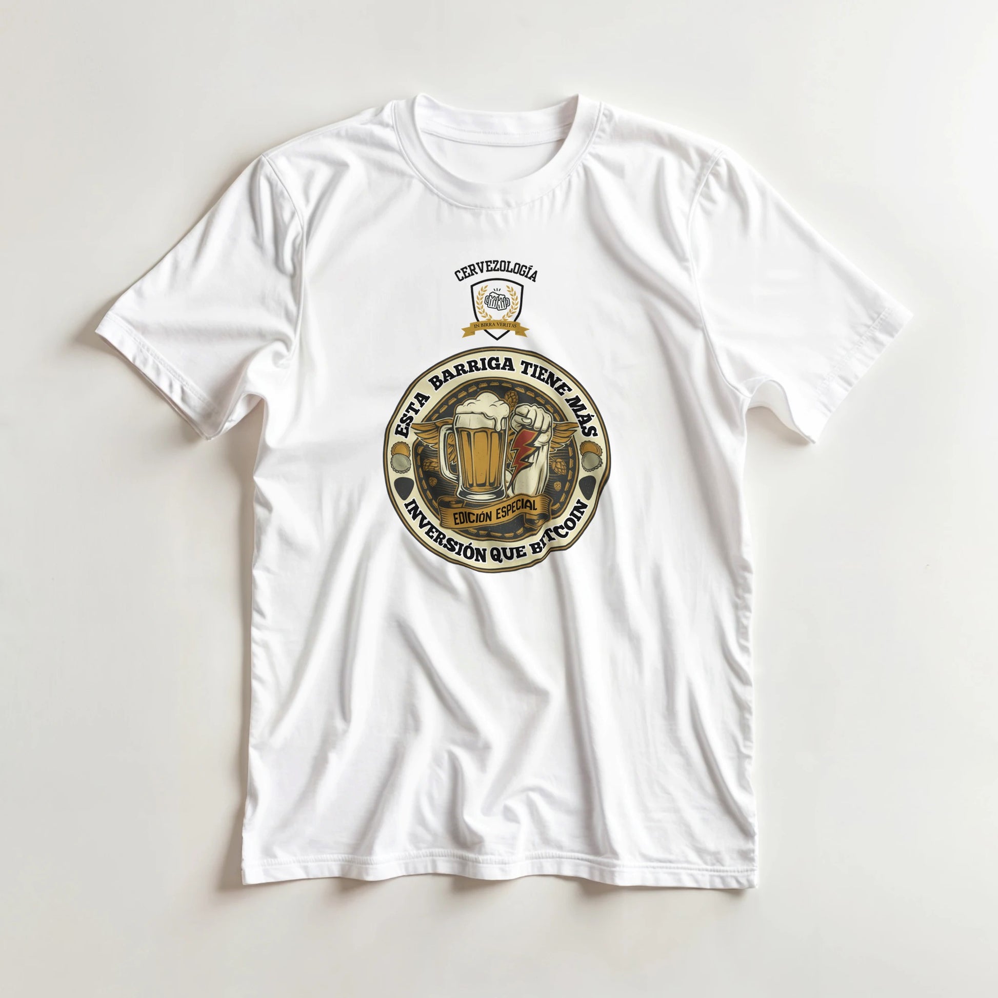 Camiseta blanca de manga corta con logo circular cervecero al frente