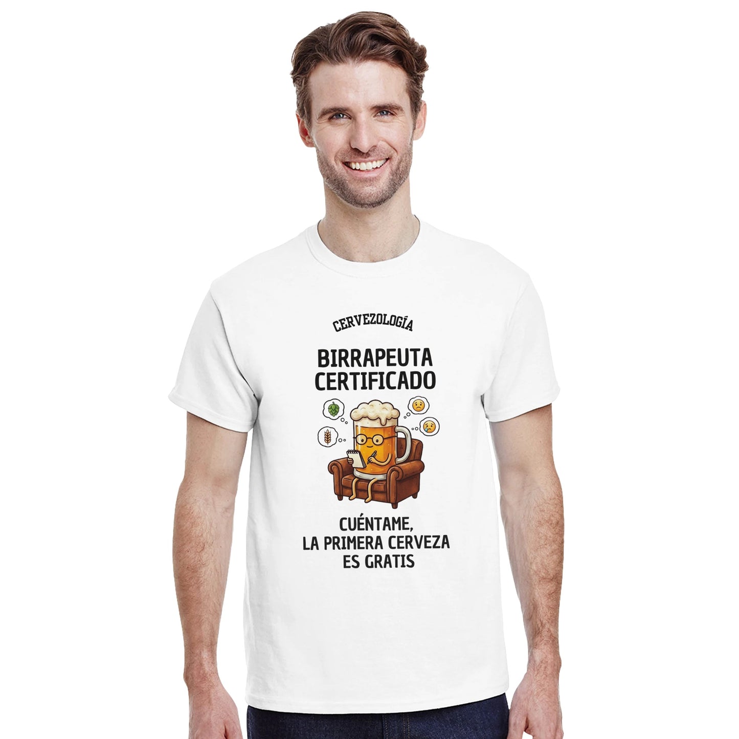 Camiseta blanca con estampado frontal “Birrapeuta Certificado” en el pecho