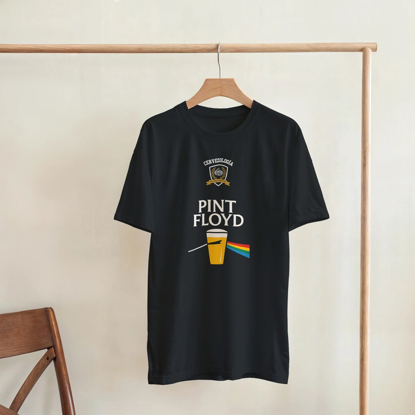 Camiseta negra Pint Floyd con logo y vaso de colores en el pecho